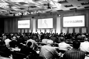 Johannesburg, Güney Afrika - 20 Ağustos 2015: Büyük konferans salonundaki satış toplantısına katılan delegeler