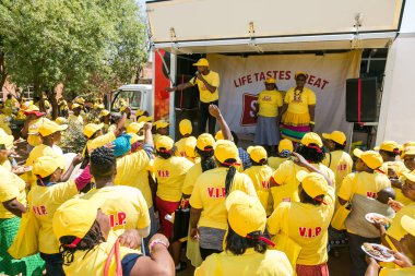 Johannesburg, Güney Afrika - 17 Eylül 2015: Afrikalı cemaat üyeleri belediye toplantısının dışında