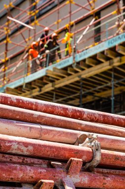 Cape Town, Güney Afrika - 7 Aralık 2022: İnşaat işçileri inşaat alanında inşaat işçileri