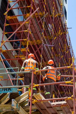 Cape Town, Güney Afrika - 7 Aralık 2022: İnşaat işçileri inşaat alanında inşaat işçileri