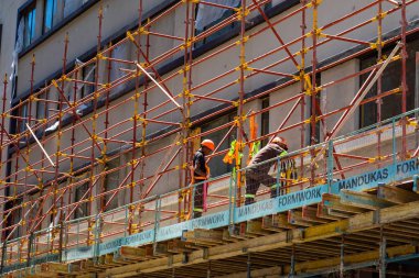 Cape Town, Güney Afrika - 7 Aralık 2022: İnşaat işçileri inşaat alanında inşaat işçileri