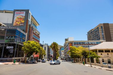 Cape Town, Güney Afrika - 7 Aralık 2022: Palmiye ağaçlı şehir binalarının sokak manzarası