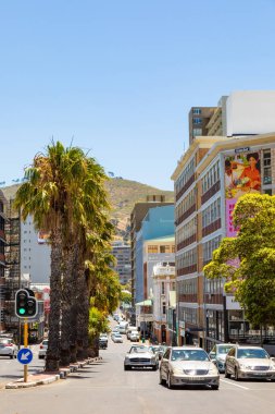 Cape Town, Güney Afrika - 7 Aralık 2022: Arkasında Tablo Dağı olan şehir binalarının sokak manzarası