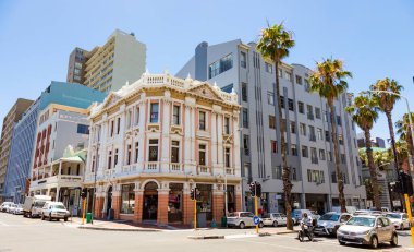 Cape Town, Güney Afrika - 7 Aralık 2022: Şehir merkezindeki eski binaların sokak manzarası