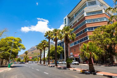 Cape Town, Güney Afrika - 7 Aralık 2022: Arkasında Tablo Dağı olan şehir binalarının sokak manzarası