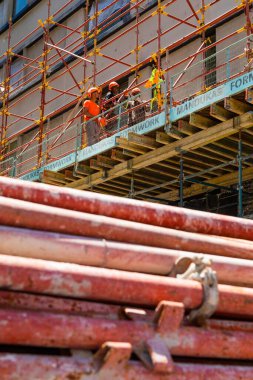 Cape Town, Güney Afrika - 7 Aralık 2022: İnşaat işçileri inşaat alanında inşaat işçileri