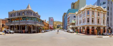 Cape Town, Güney Afrika - 7 Aralık 2022: Şehir merkezindeki eski binaların sokak manzarası