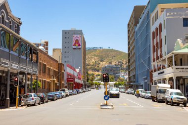 Cape Town, Güney Afrika - 7 Aralık 2022: Arkaplanda Tablo Dağı olan şehir binalarının sokak manzarası