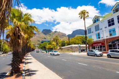 Cape Town, Güney Afrika - 7 Aralık 2022: Arkasında Tablo Dağı olan şehir binalarının sokak manzarası
