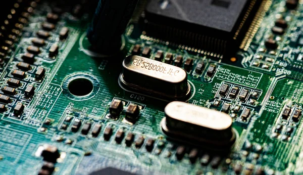 Modem yönlendiricisinin PC devre kartındaki bileşenleri ve mikroçipleri kapat