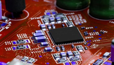 Modem yönlendiricisinin PC devre kartındaki bileşenleri ve mikroçipleri kapat