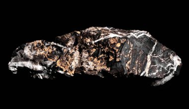 Makro, siyah yansıtıcı arka planda izole edilmiş hammadde Manganez Ore kayasının görüntüsünü kapat