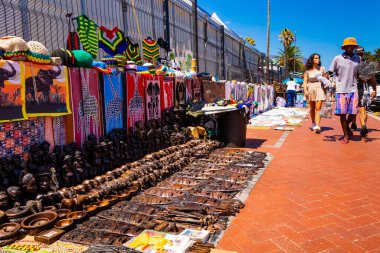 Cape Town, Güney Afrika - 13 Şubat 2023: Afrika Curios Kamp Körfezi Caddesi 'nde satışta