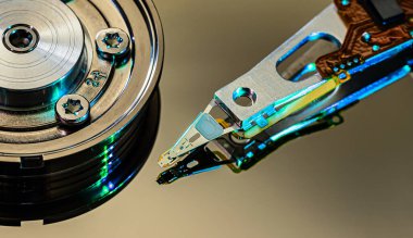 Macro, manyetik sabit disk sürücüsünün içine ayna yüzeyi ile yaklaş ve yazar başını oku
