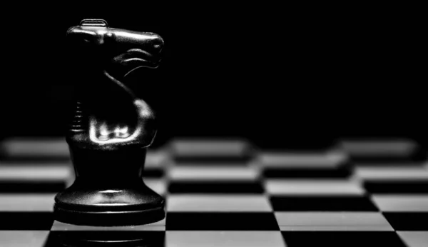 Завершення Шахових Фігур Дзеркальній Дошці Простими Чорними Фонами — стокове фото