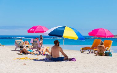 Cape Town, Güney Afrika - 19 Şubat 2023: Kamp Körfezi sahilindeki tatilcilerin görüntüsü