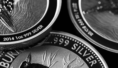 Macro Siyah ayna arkaplanındaki gümüş külçe sikkeyi kapat