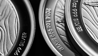 Macro Siyah ayna arkaplanındaki gümüş külçe sikkeyi kapat