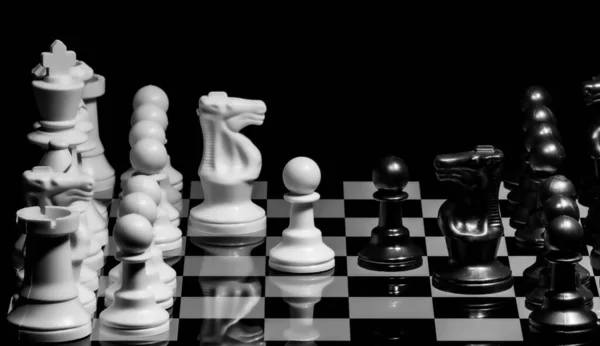 Κοντινό Πλάνο Των Κομματιών Σκάκι Μια Ανακλαστική Επιφάνεια Του Πίνακα — Φωτογραφία Αρχείου