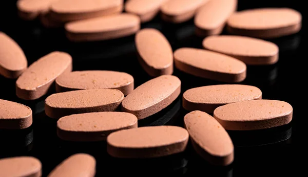 Makro Nahaufnahme Einer Multi Vitamin Tablette Auf Einem Reflektierenden Schwarzen — Stockfoto