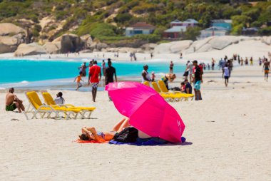Cape Town, Güney Afrika - 18 Şubat 2023: Kamp Körfezi sahilindeki tatilcilerin görüntüsü