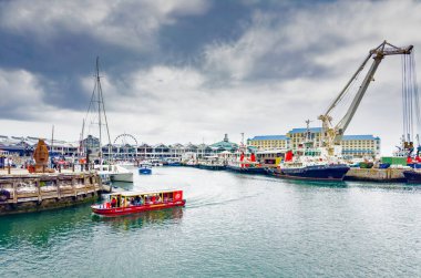 Cape Town, Güney Afrika - 8 Mart 2023: V ve A Rıhtım Limanı