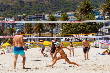 Cape Town, Güney Afrika - 19 Şubat 2023: Plaj voleybolu oynayan gençler