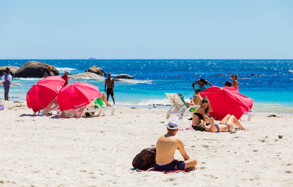 南非开普敦 2023年2月18日 在坎普斯湾海滩观光的游客 — 图库照片