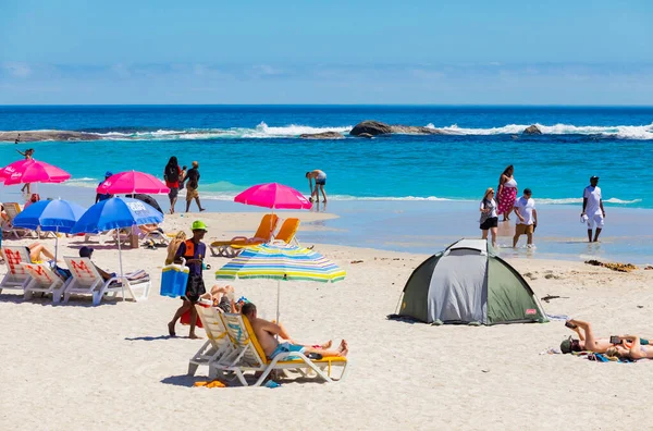 南非开普敦 2023年2月19日 在坎普斯湾海滩观光的游客 — 图库照片