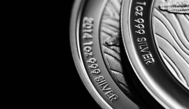 Macro Siyah ayna arkaplanındaki gümüş külçe sikkeyi kapat