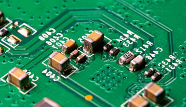 Modem yönlendiricisinin PC devre kartındaki yazdırılmış kabloları kapat