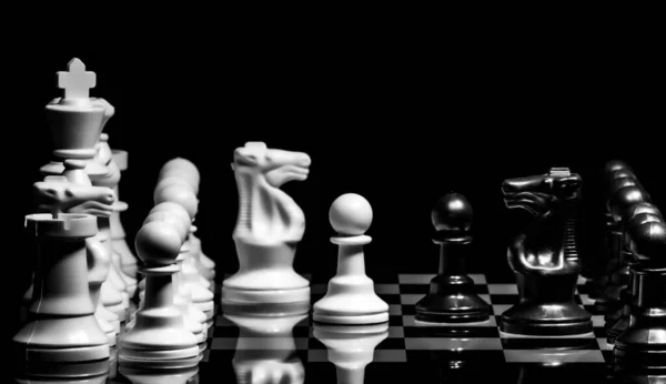Крупный План Шахматных Фигур Зеркальной Поверхности Обычным Черным Фоном — стоковое фото