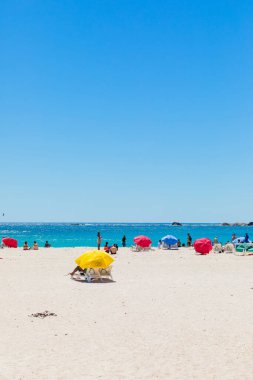 Cape Town, Güney Afrika - 18 Şubat 2023: Kamp Körfezi sahilindeki tatilcilerin görüntüsü