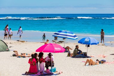 Cape Town, Güney Afrika - 19 Şubat 2023: Kamp Körfezi sahilindeki tatilcilerin görüntüsü
