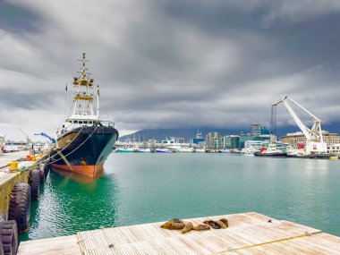 Cape Town, Güney Afrika - 8 Mart 2023: V ve A Rıhtım Limanı
