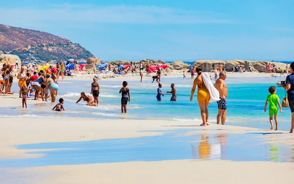 Ciudad Del Cabo Sudáfrica Febrero 2023 Vista Los Turistas Playa — Foto de Stock