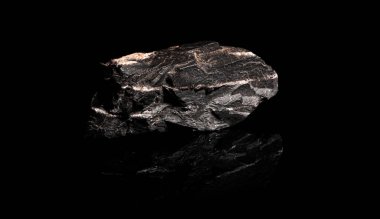 Makro, siyah yansıtıcı arka planda izole edilmiş hammadde Manganez Ore kayasının görüntüsünü kapat