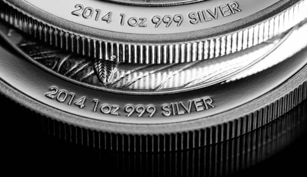 Macro Close Silver Bullion Moeda Fundo Espelho Preto — Fotografia de Stock