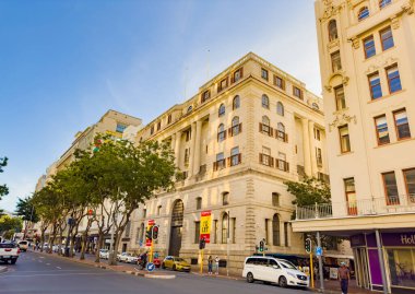 Cape Town, Güney Afrika - 15 Mart 2023: Şehir merkezindeki eski binaların sokak manzarası