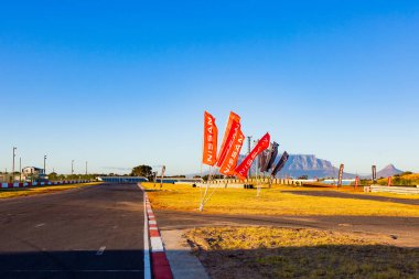 Cape Town, Güney Afrika - 24 Şubat 2023: Yarış pistinde Nissan marka araç bayrakları