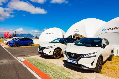 Cape Town, Güney Afrika - 24 Şubat 2023: Nissan E-Power elektrikli araçları sergileniyor