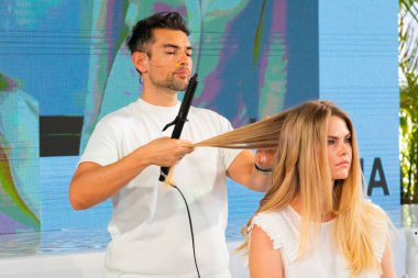 Cape Town, Güney Afrika - 15 Kasım 2022: Kuaförde genç bayan modeller üzerinde çalışan profesyonel stilist