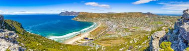 Fish Hoek yerleşim yeri Cape Town 'daki dağın tepesinden görülüyor.