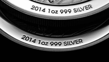 Macro Siyah ayna arkaplanındaki gümüş külçe sikkeyi kapat