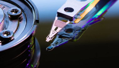 Macro, manyetik sabit disk sürücüsünün içine ayna yüzeyi ile yaklaş ve yazar başını oku