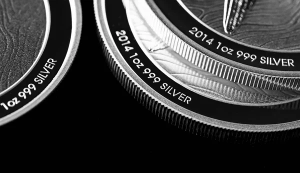 Macro Primer Plano Moneda Lingotes Plata Sobre Fondo Espejo Negro —  Fotos de Stock