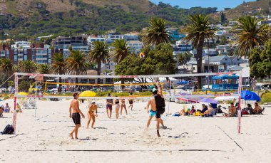 Cape Town, Güney Afrika - 19 Şubat 2023: Plaj voleybolu oynayan gençler