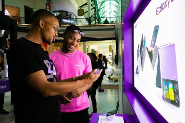 Cape Town, Güney Afrika - 22 Ekim 2022: Perakende mağazasından cep telefonu alışverişi