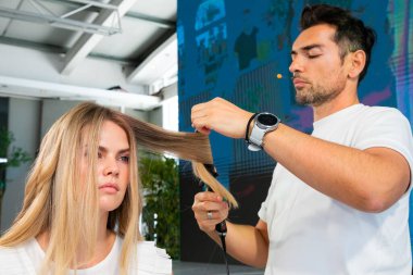 Cape Town, Güney Afrika - 15 Kasım 2022: Kuaförde genç bayan modeller üzerinde çalışan profesyonel stilist