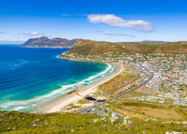 Fish Hoek yerleşim yeri Cape Town 'daki dağın tepesinden görülüyor.